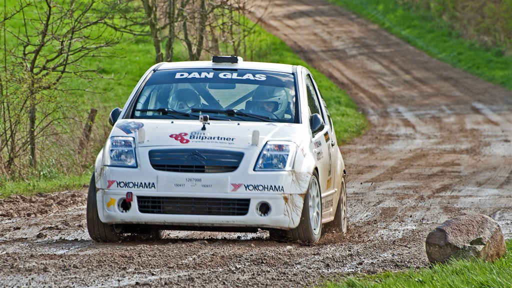 Frank Nielsen og Louise Bang Christiansen kører rigtigt hurtige tider på grus strækningerne ved Süderbrarup
(Foto: Rallypics.dk)